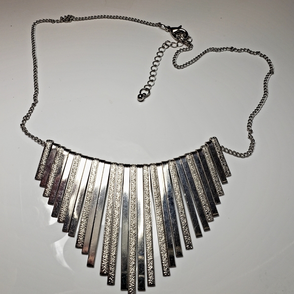 Silver tone accept necklace - Picture 2 of 2